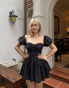 Détail de la robe rétro à pois avec petites manches volantes et lien à nouer devant