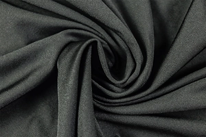 Détail de la texture en maille noire montrant le tissage fin et les plis élastiques