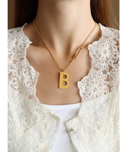 Détail du collier lettre B plaqué or 18 carats avec fermoir épingle de sûreté