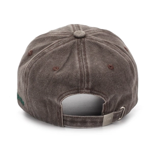 Détail de casquette en toile lavée avec boucle métallique et broderie latérale