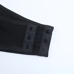 Detail van bodysuit met drie drukknoopsluitingen en ademende mesh-stoftextuur