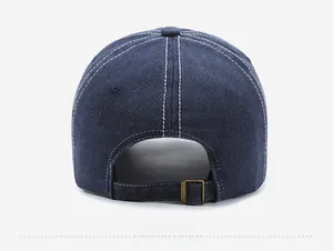 Vista posteriore del berretto in denim lavato con cuciture bianche e fibbia in metallo