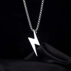 Vue détaillée d'un pendentif éclair en argent sur une chaîne de collier en acier inoxydable