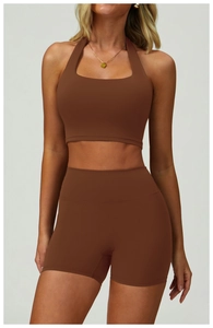 Détail de la brassière de sport marron dos nu montrant le tissu respirant et élastique