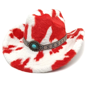 Détail d'un chapeau de cow-boy en peluche à motif vache rouge et blanc avec bande ethnique