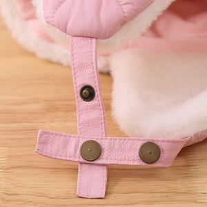 Detalle del gorro de invierno rosa con botones de presión y forro de lana suave