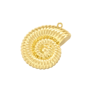 Gros plan d'un pendentif ammonite doré vintage avec une finition métallique
