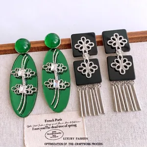 Boucles d'oreilles vintage en résine ovale avec motifs argentés et strass brillants