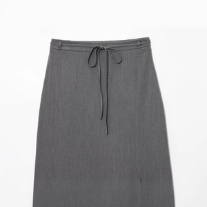 Elegante gonna lunga grigio scuro a vita alta con cintura annodata e trama in twill