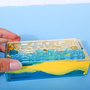Detailansicht einer rechteckigen Harz-Box mit Blattgoldeinlage und Gitterdesign von oben