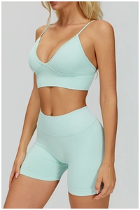 Détail d'un ensemble de yoga côtelé sans couture vert menthe avec brassière en V et short