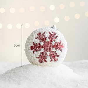 Boule de Noël de 6cm en mousse blanche avec motif flocon rouge et anneau en argent