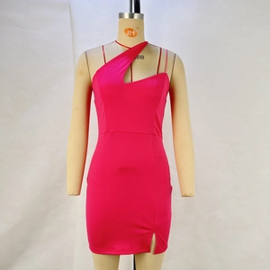 Détail de robe moulante rose fuchsia avec décolleté asymétrique et fente à l'ourlet