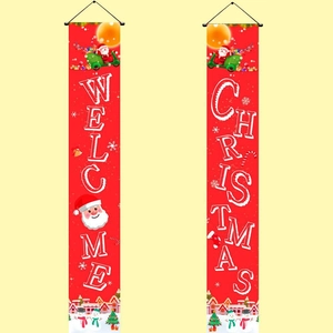 Dettaglio di striscioni natalizi rossi con scritte bianche Welcome e Christmas
