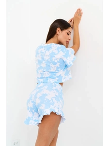 Dettaglio del pigiama tie-dye blu con pantaloncini a volant e top corto a maniche corte