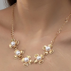 Elegant Flower Pendant Necklace Gold Tone Alloy White Faux Artificial Pearl Floral Design Fashion Jewelry For Women Accessory