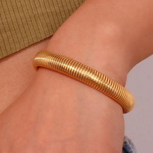 Détail du bracelet chaîne serpent plaqué or 18K avec design élastique texturé de 10mm