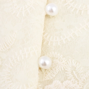 Robe en dentelle de style français avec boutons en perles et détails de broderie