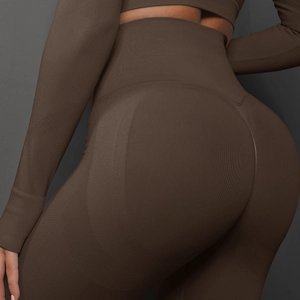 Gros plan du legging de yoga sans couture avec effet froncé et texture en maille côtelée