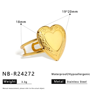 Détail d'une bague coeur dorée étanche avec dimensions et poids de 3,3 grammes