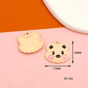 Macro detail of bear-shaped matte pendants with size 16x17mm and weight 1.6g specs