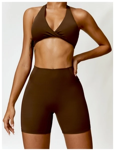 Détail d'un ensemble short de yoga taille haute marron foncé et brassière croisée
