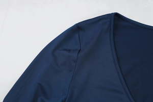 Détail du col en V et de la maille d'un body bleu marine à manches longues