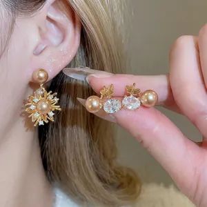 Set di orecchini placcati oro 18K con fiori in zircone, perle e dettagli a farfalla
