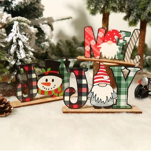 Detalle de carteles navideños JOY y NOEL de madera con gnomos y piñas naturales
