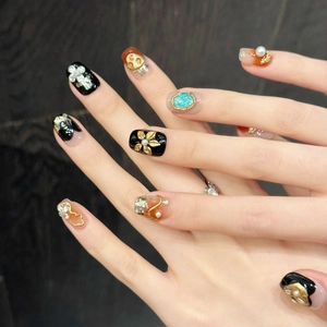 Faux ongles faits main avec fleurs dorées et détails métalliques de style vintage