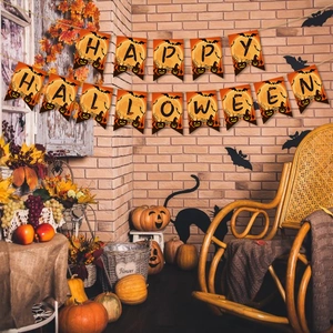 Banderole d'Halloween joyeuse en papier suspendue dans un décor de fête intérieur