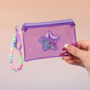 Détail du porte-monnaie en PVC violet transparent avec paillettes étoiles et breloque