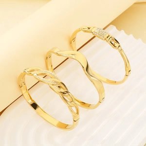 Ensemble de trois bracelets en acier inoxydable plaqué or 18k avec zircons géométriques