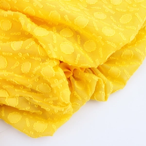 Elegantes gelbes Kleid mit V-Ausschnitt, Puffärmeln und strukturierter Chiffon-Textur