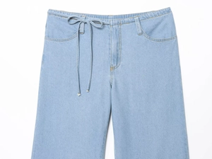 Detail der hellblauen Baumwolljeans mit elastischem Kordelzugbund und feiner Steppnaht