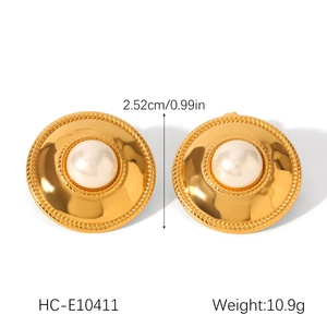 Macro shot of 2.52cm flower-shaped gold pearl earrings with weight 10.9g specs