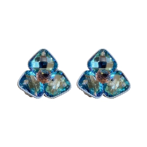 Ohrstecker aus Silbernadel mit blauen Diamant-Rautenblumen und Kristall-Clustern