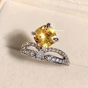 Luxe kroonring met gele kussengeslepen steen en sprankelende zirkonia micropavé