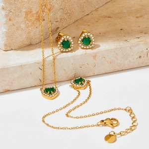 Parure bijoux cœur doré avec pierres vertes, collier, boucles d'oreilles et gourmette
