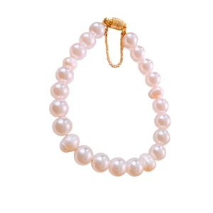 Bracciale di perle d'acqua dolce irregolari con chiusura magnetica dorata su bianco