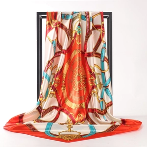Carré de soie 90cm avec motifs de chaînes de cour européenne en rouge et beige