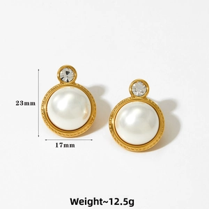 Detail view of 316 stainless steel heart pearl earrings with 17mm x 23mm dimensions