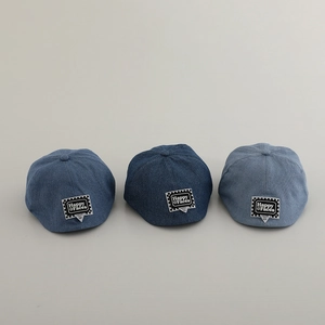 Tre berretti in denim in diversi lavaggi con toppe ricamate con scritta Happy Faces