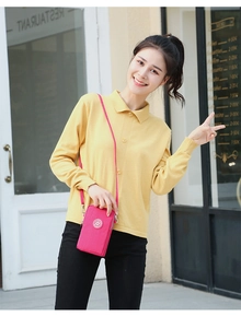 Petit sac bandoulière vertical rose vif en nylon pour téléphone lors d'une séance mode