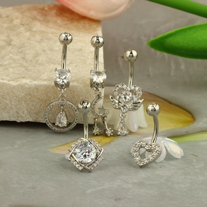 Lot de 5 piercings de nombril argentés avec motifs cœur et étoile et zircons blancs