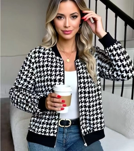 Dettaglio giacca pied de poule con zip in metallo argento e polsini a coste neri