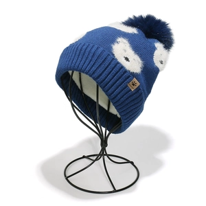 Detailansicht der Strickmütze mit Bärenmuster, Pelzbommel und warmem Fleece-Innenfutter