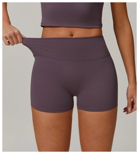 Dettaglio dell'elastico in vita dei pantaloncini da yoga viola senza cuciture a vita alta