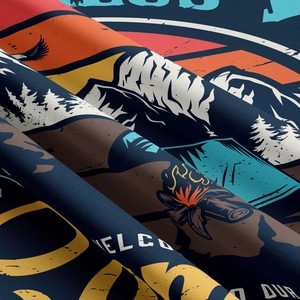 Gros plan d'une tapisserie de camping montrant les détails des motifs forêt et aigle