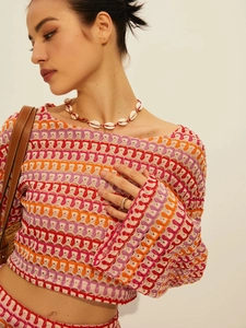 Vue détaillée du haut en crochet bohème avec des motifs géométriques colorés